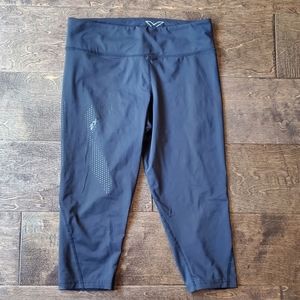 NWOT 2XU fitness leggings 3/4th cropped size L